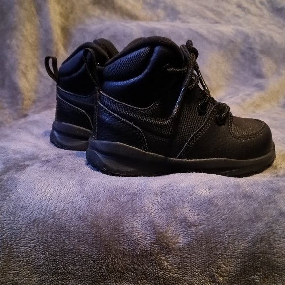 Nike boots - Picture 3 of 3